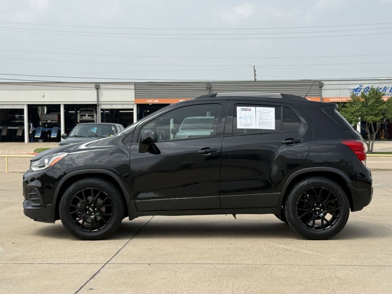 Used 2021 Chevrolet Trax LT w/ Midnight Edition FWD image 27