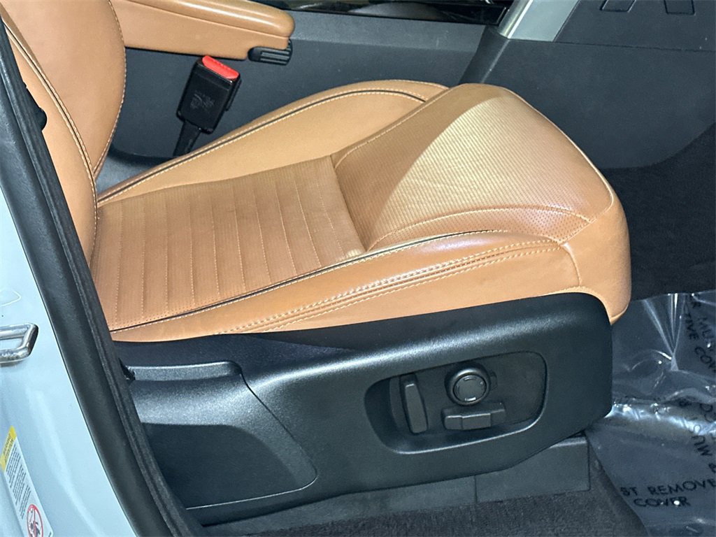 Used 2017 Land Rover Discovery HSE image 12