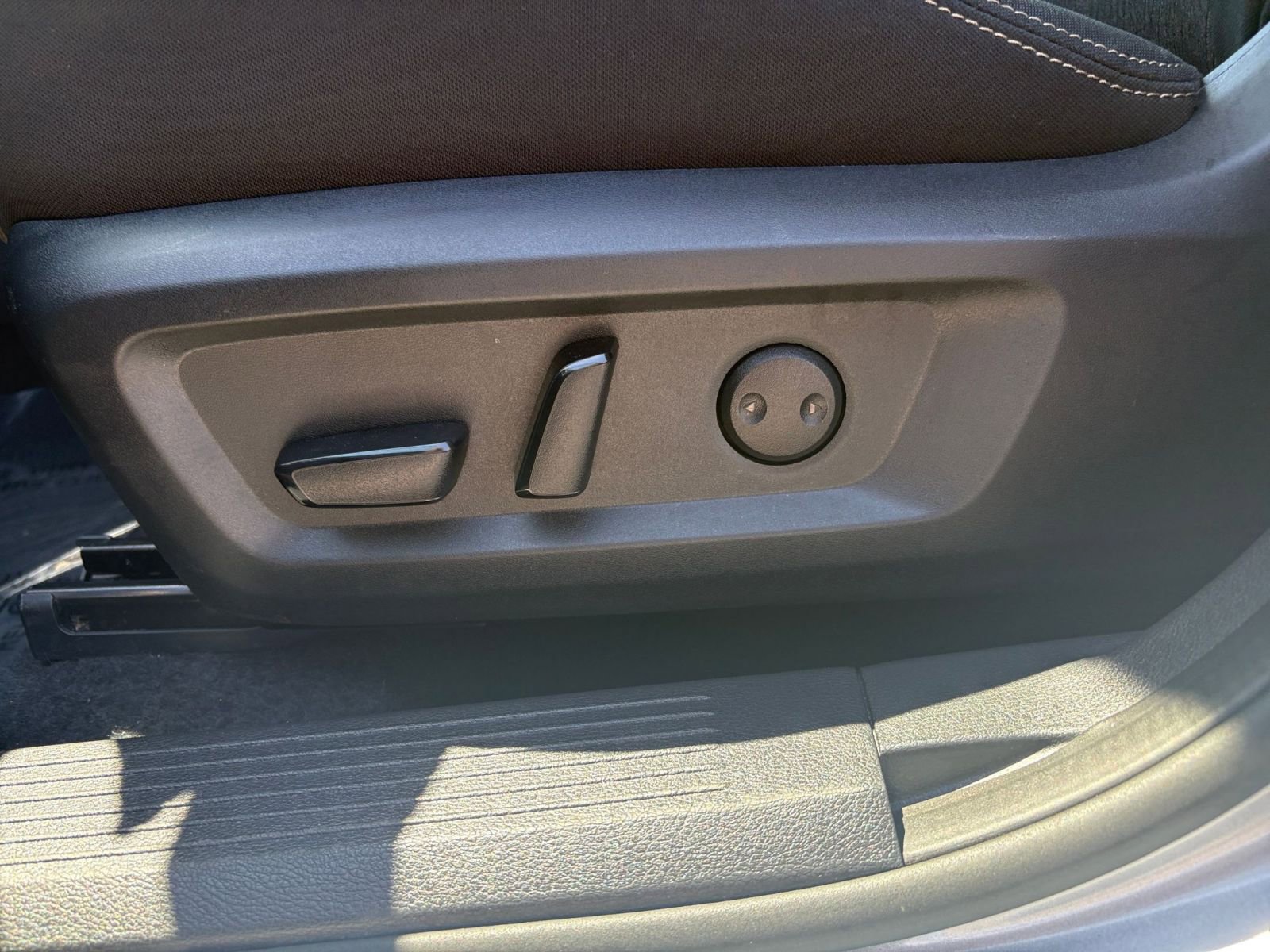 Used 2025 Nissan Rogue SV FWD image 22