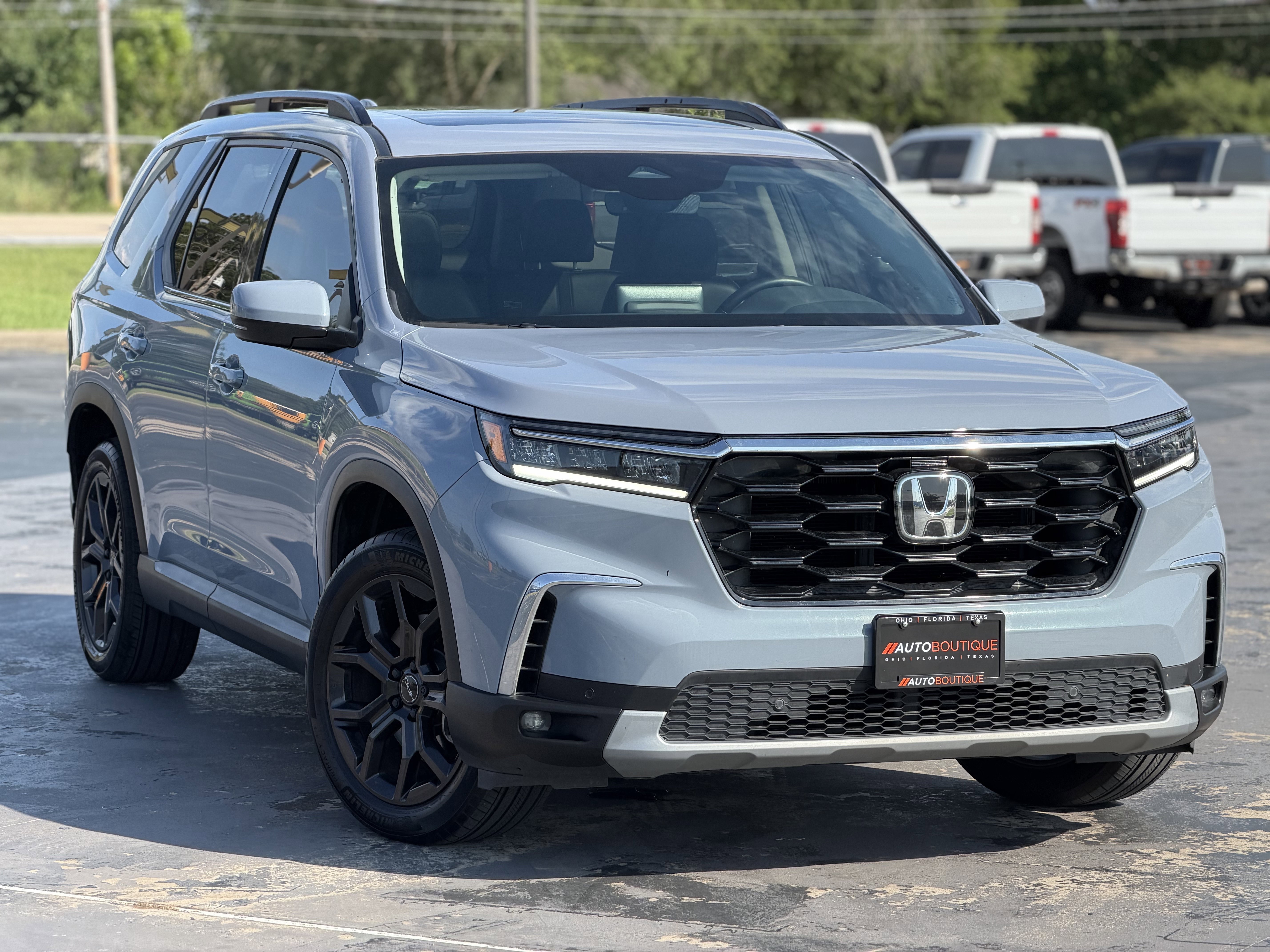 Used 2025 Honda Pilot Touring image 3