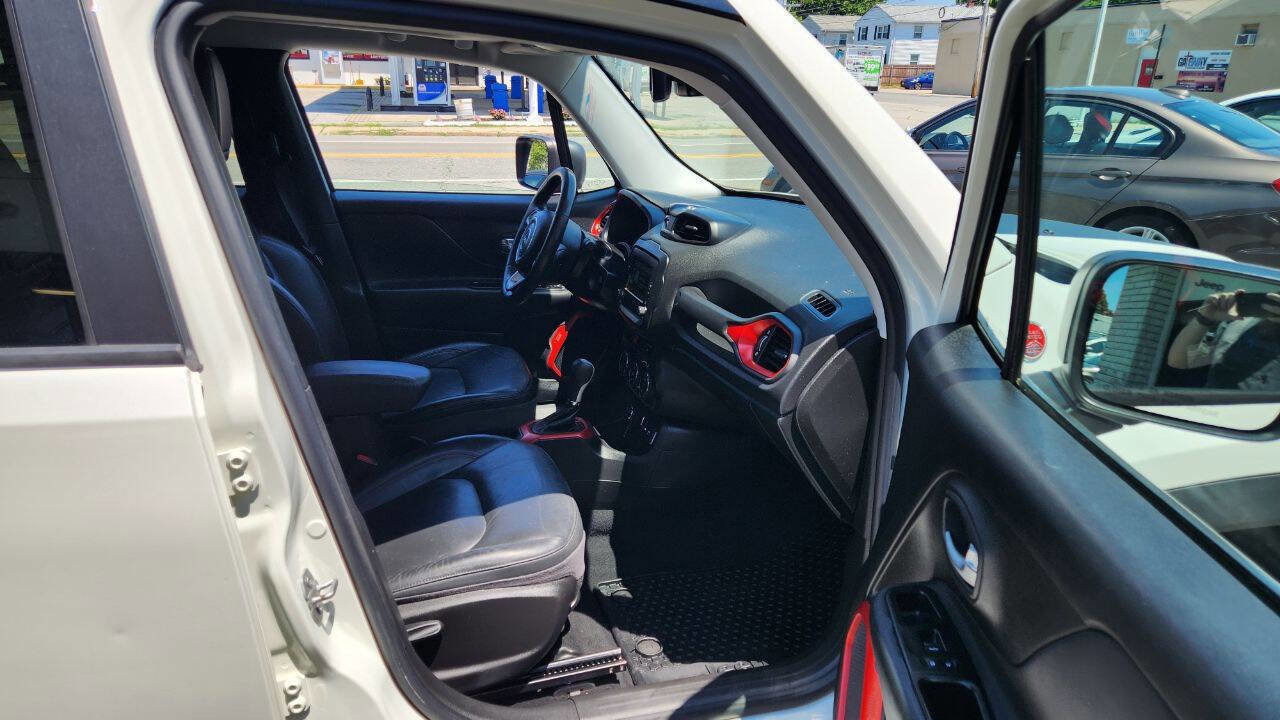 Used 2016 Jeep Renegade Trailhawk w/ Premium Trailhawk Package image 18