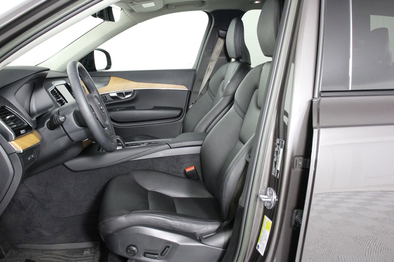 Certified 2023 Volvo XC90 T8 Plus w/ Protection Package Premier image 31