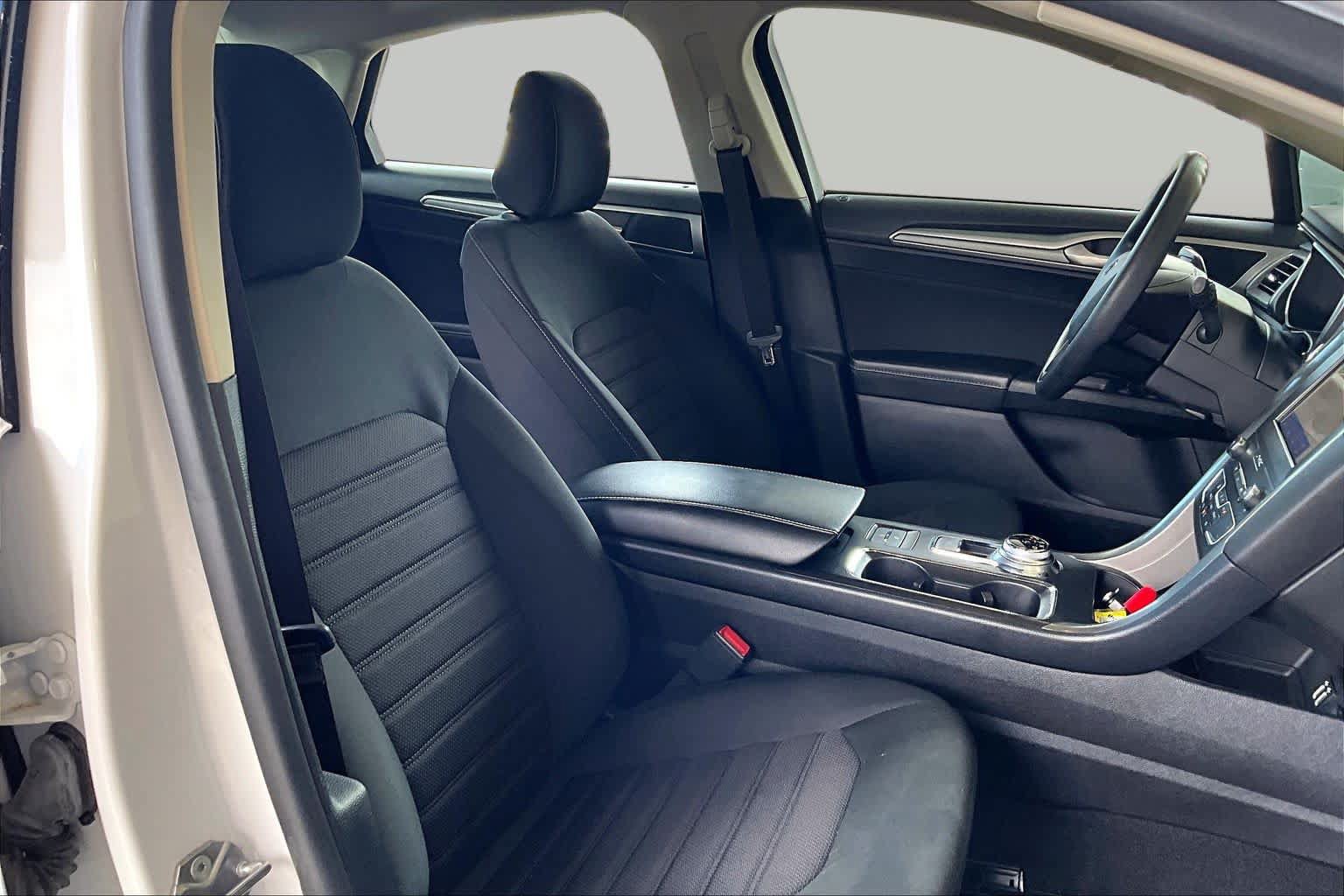 Used 2020 Ford Fusion SE FWD image 9