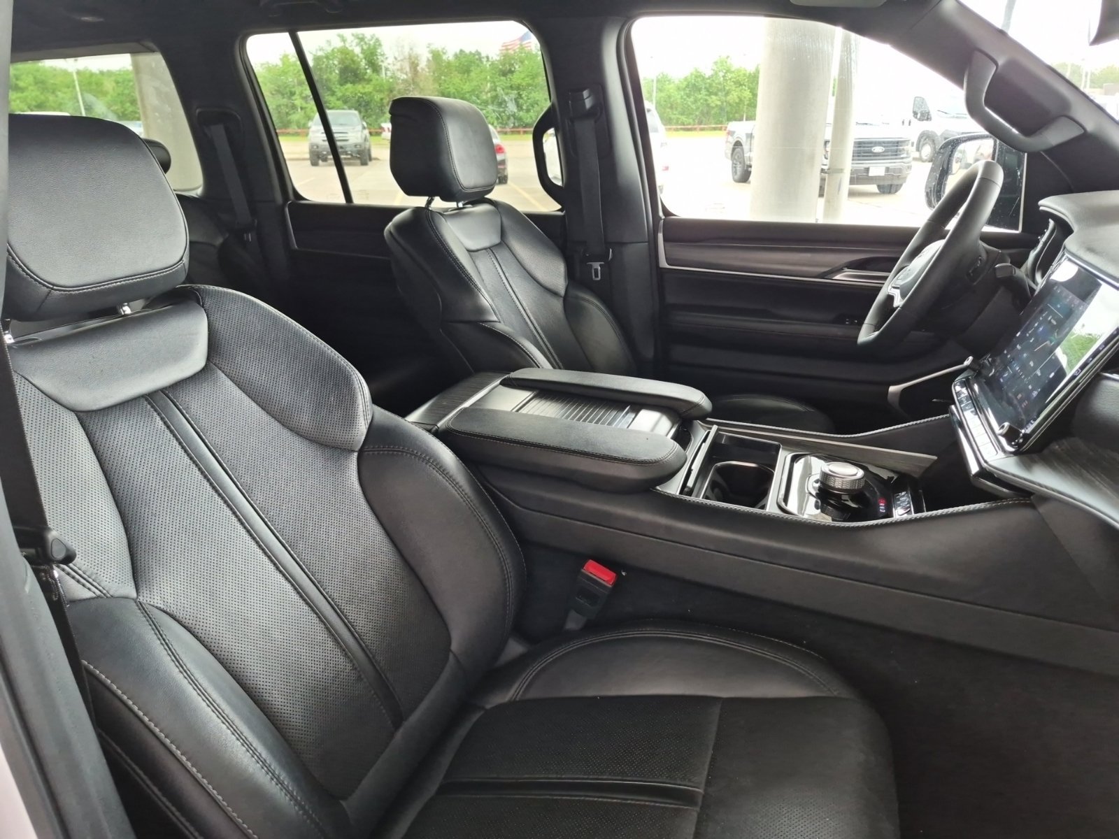 Used 2024 Jeep Wagoneer L Series II w/ Flexible Seating Group RWD image 5