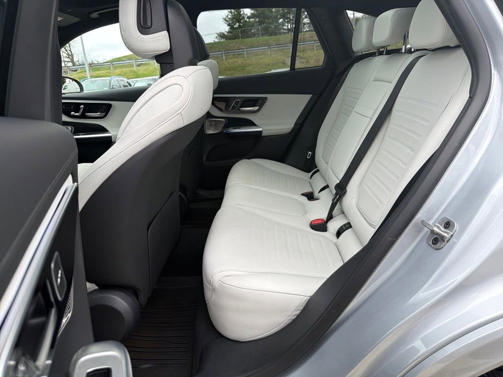 Used 2025 Mercedes-Benz GLC 350e 4MATIC image 25