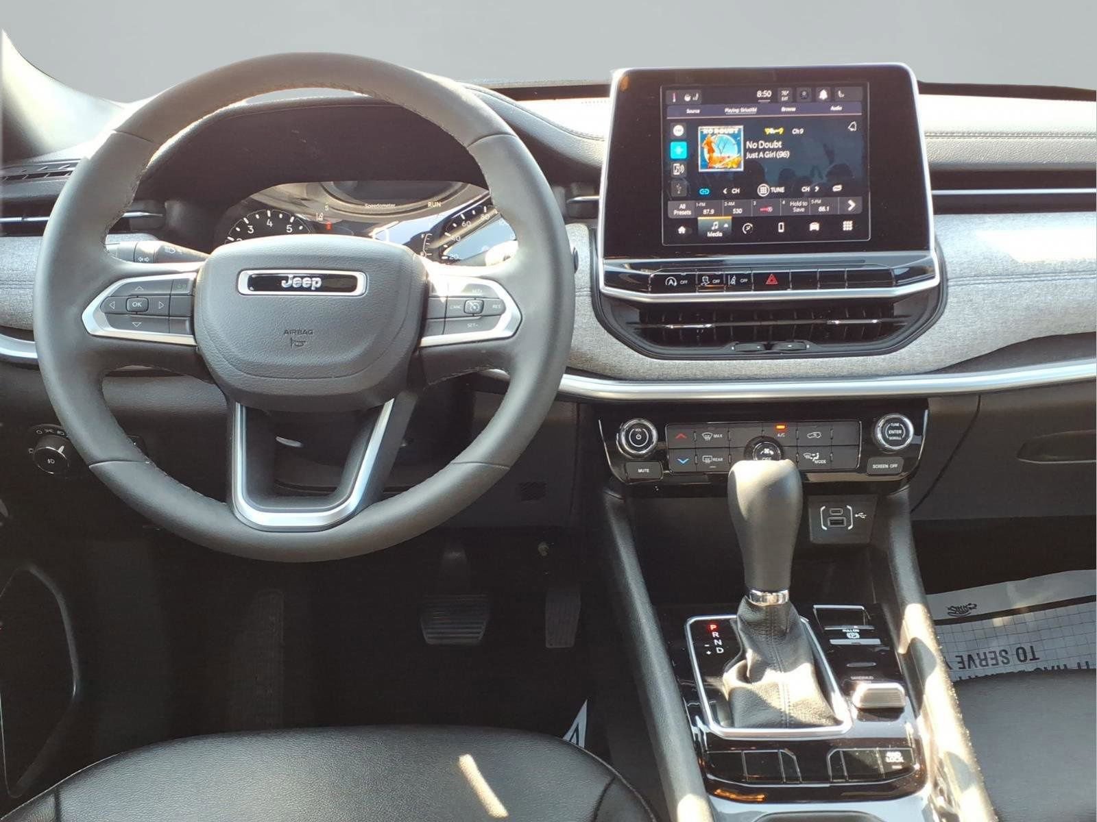 Used 2025 Jeep Compass Latitude image 4