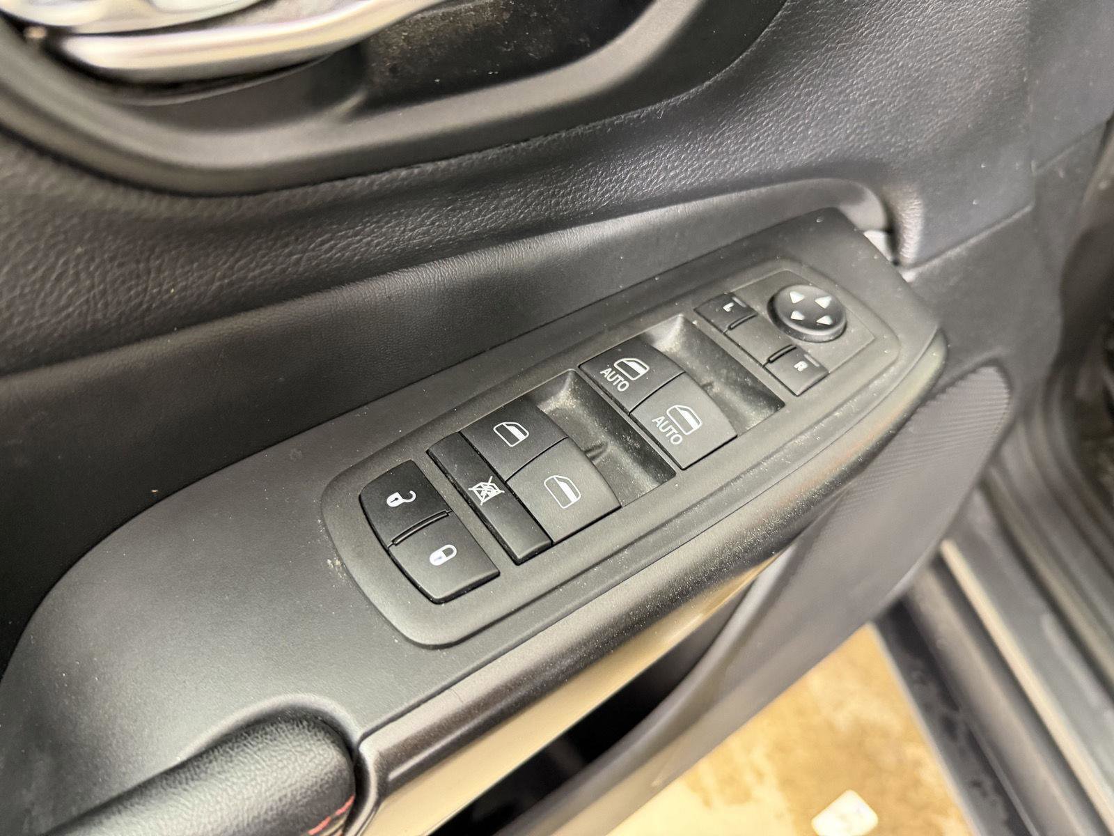 Used 2022 Jeep Cherokee Trailhawk image 19