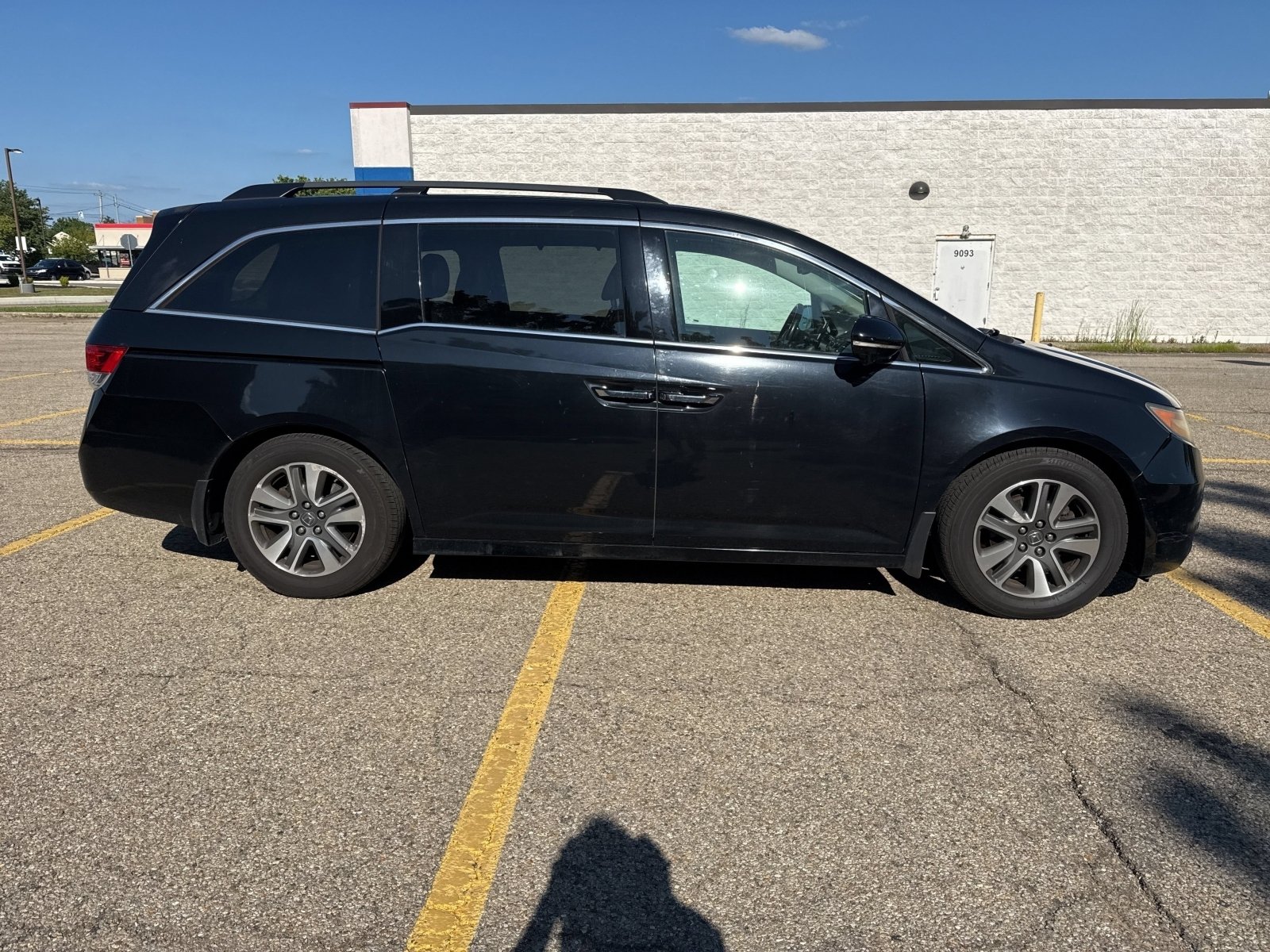 Used 2015 Honda Odyssey Touring Elite image 2