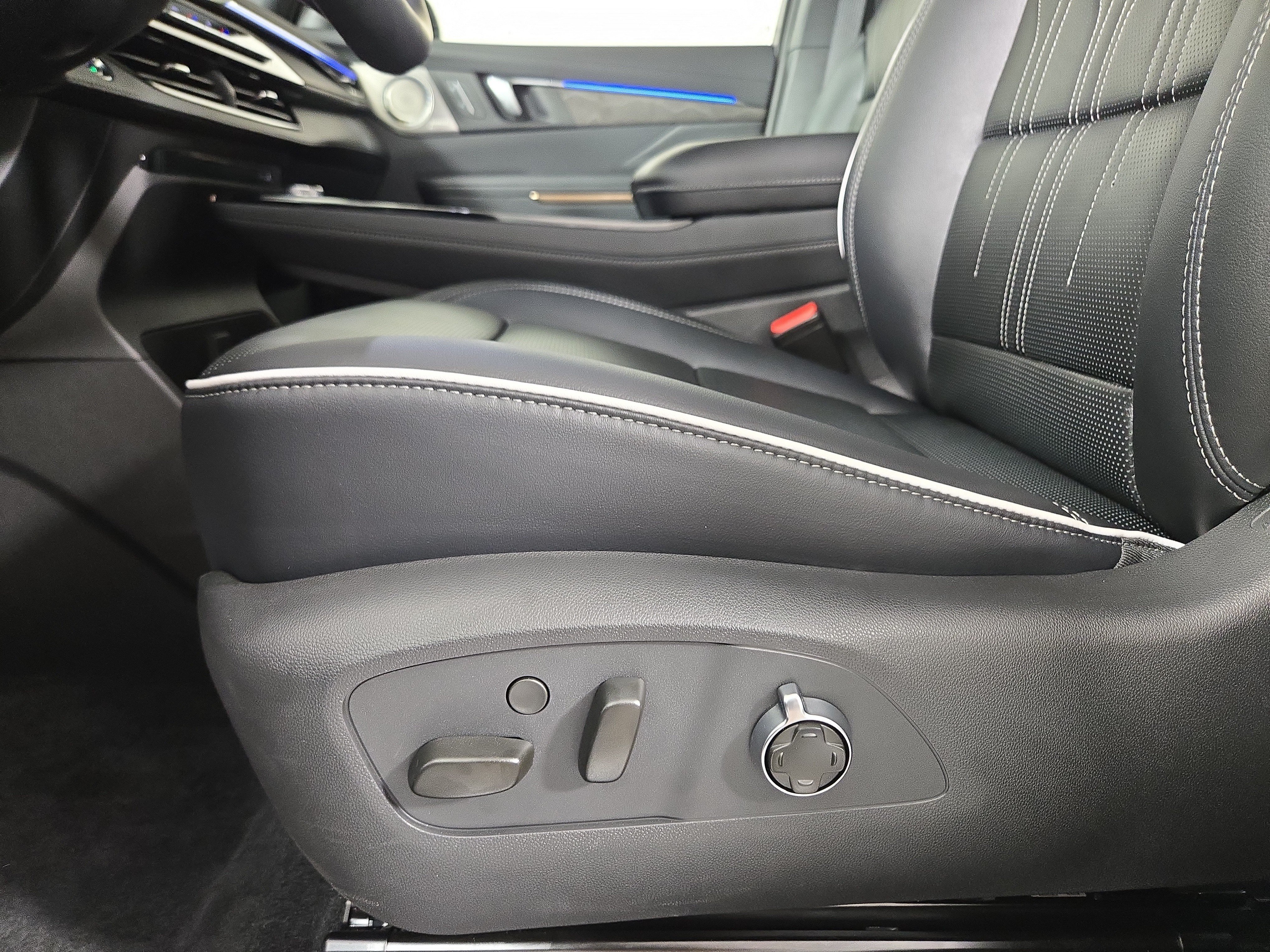 Certified 2026 Buick Enclave Avenir w/ Super Cruise Package AWD/4WD image 32