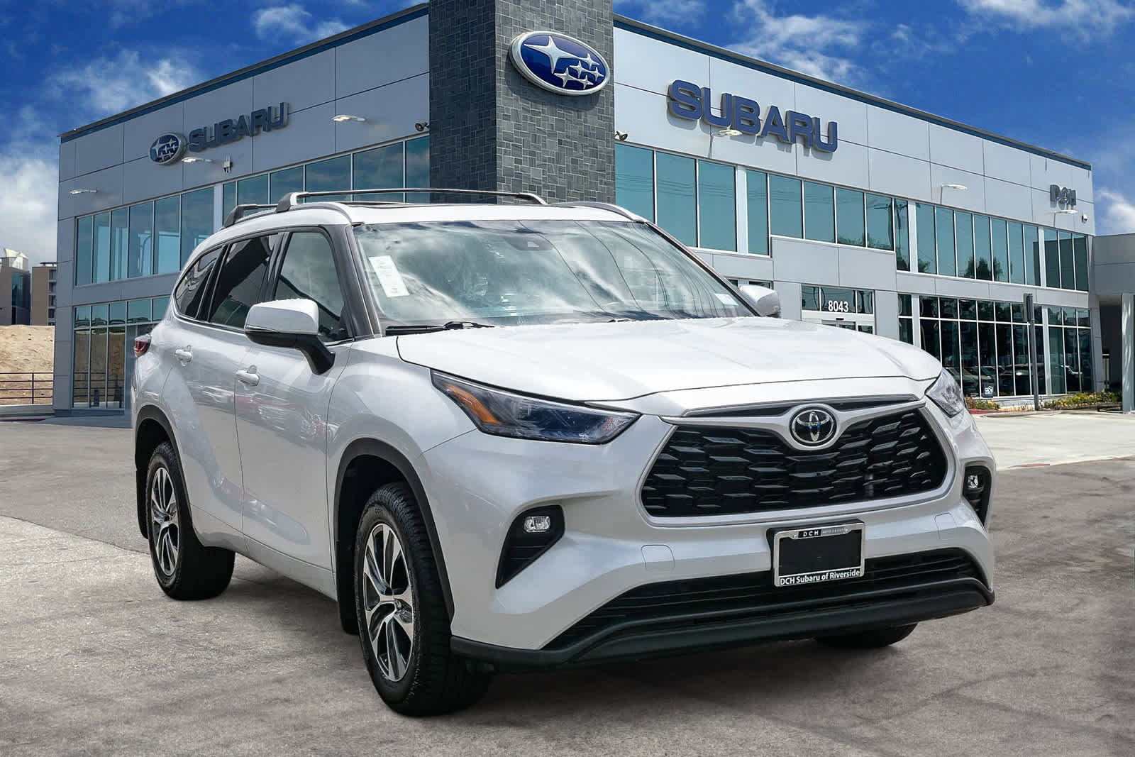 Used 2022 Toyota Highlander XLE AWD/4WD image 3