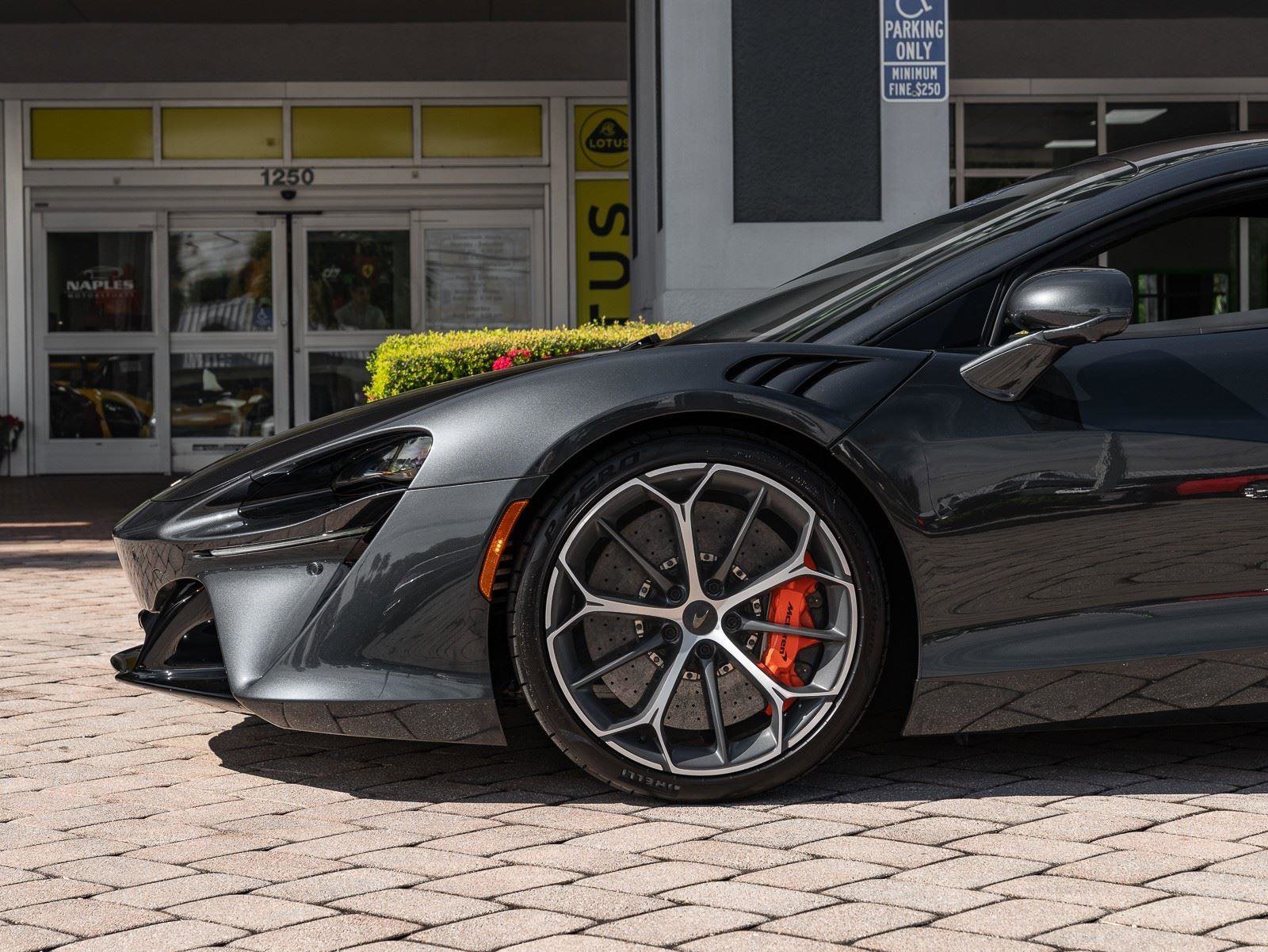 Used 2025 McLaren Artura image 11