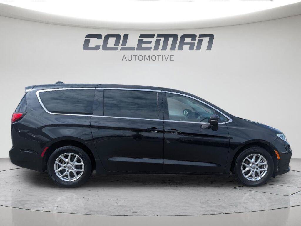 Used 2023 Chrysler Pacifica Touring-L FWD image 24