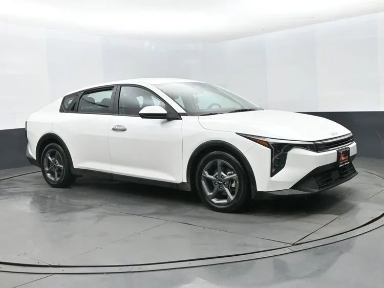 Used 2025 Kia K4 image 2