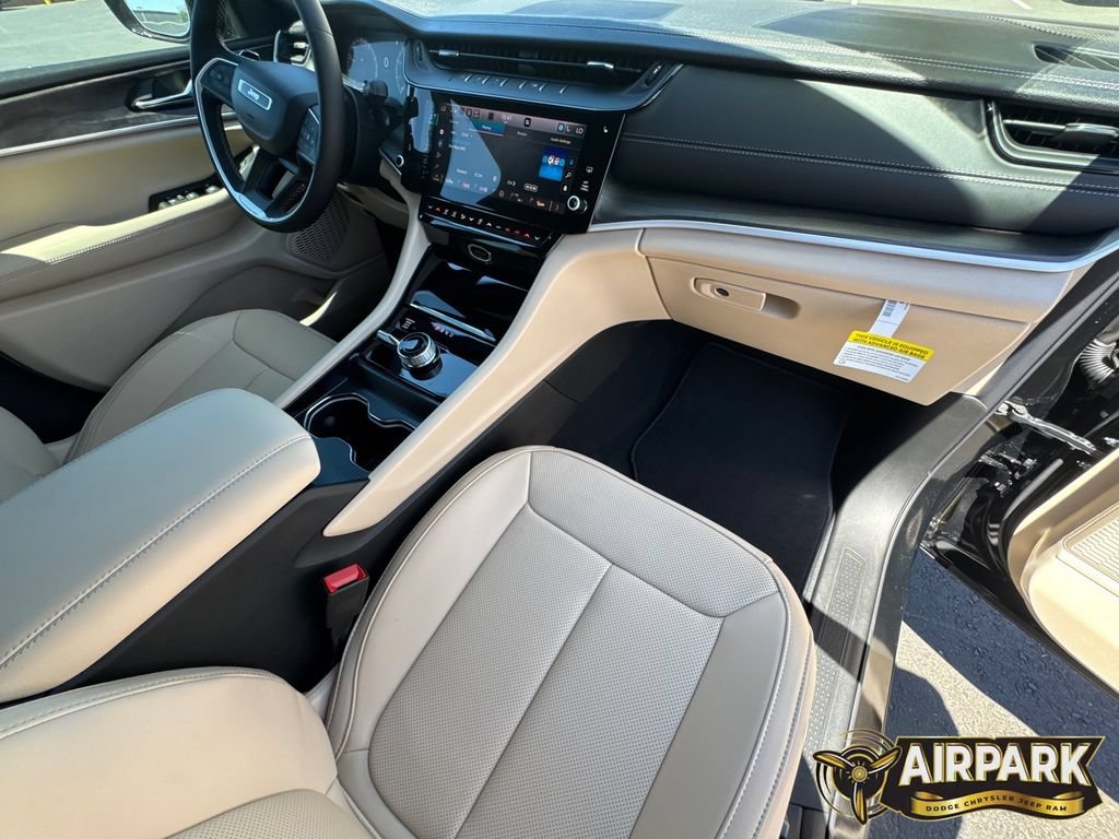 New 2026 Jeep Grand Cherokee Limited w/ Luxury Tech Group II AWD/4WD image 11