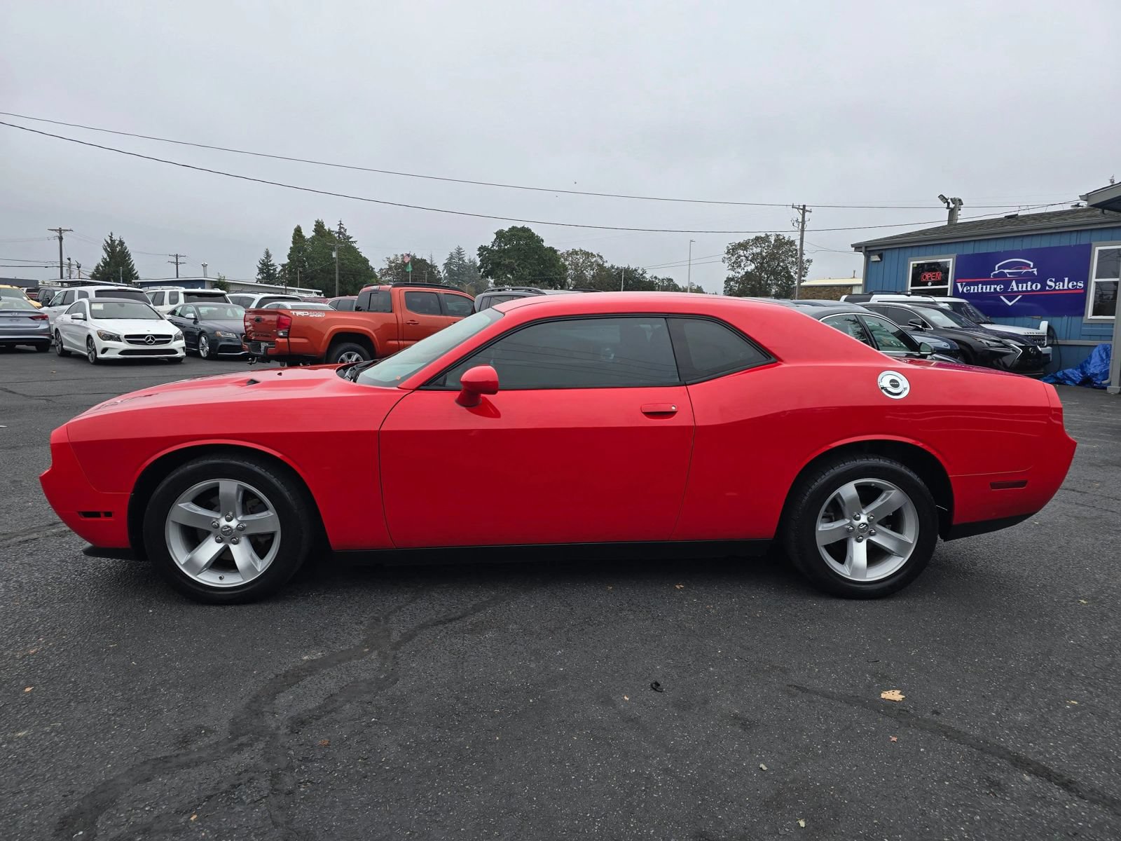 Used 2014 Dodge Challenger SXT RWD image 3