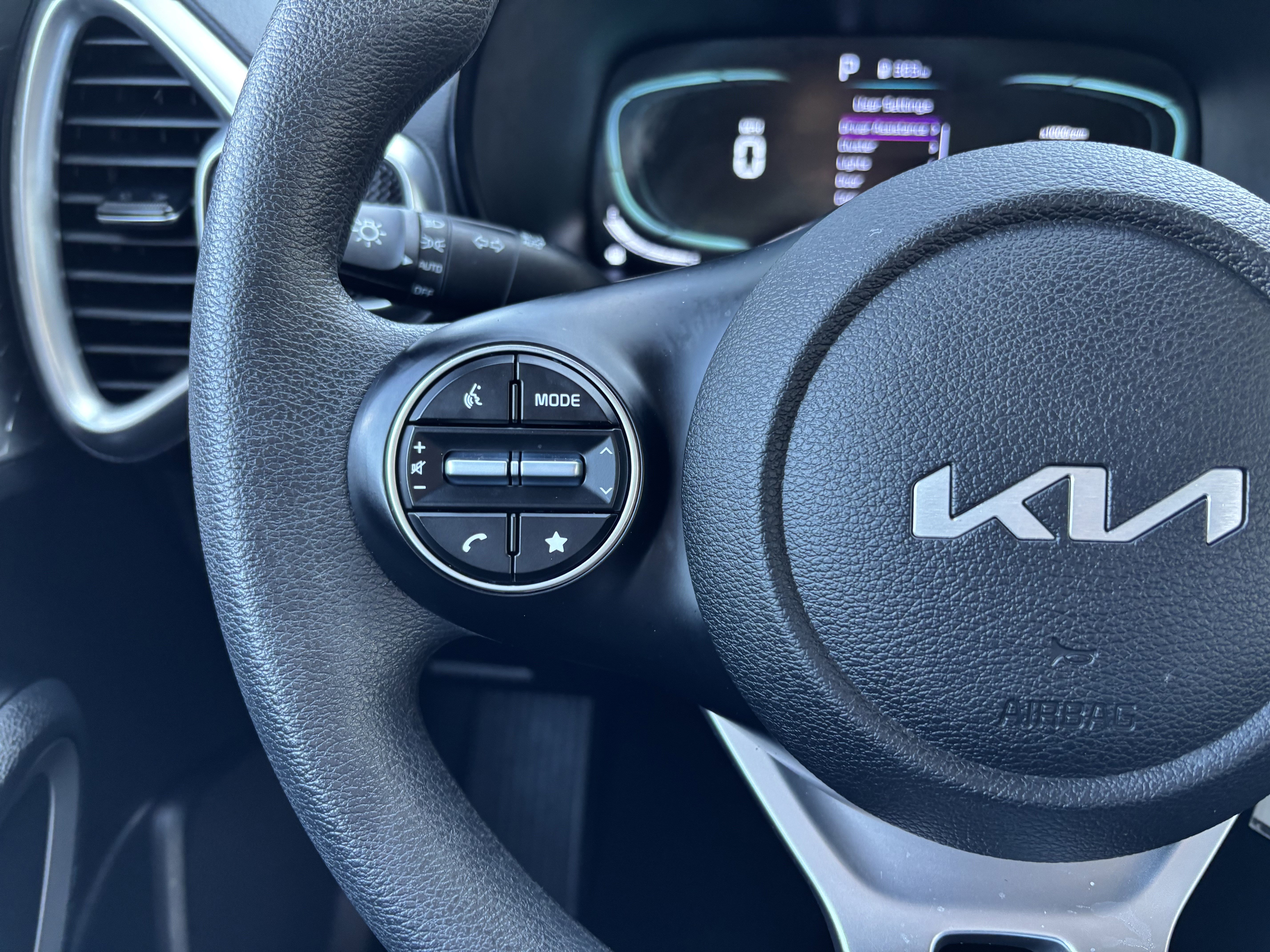 Used 2025 Kia Soul LX w/ LX Technology Package FWD image 14