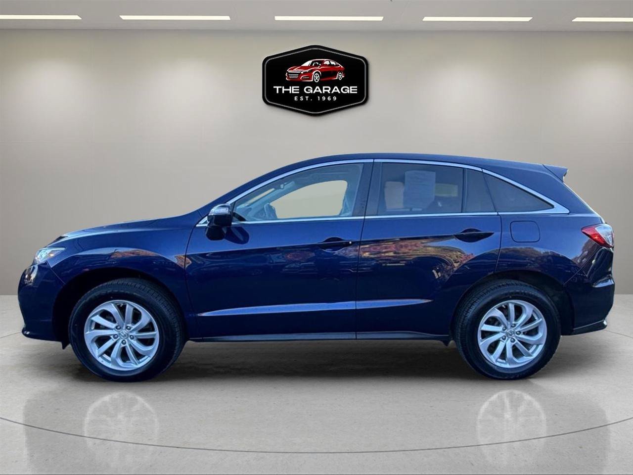 Used 2018 Acura RDX w/ Tech & AcuraWatch Plus Pack AWD/4WD image 2