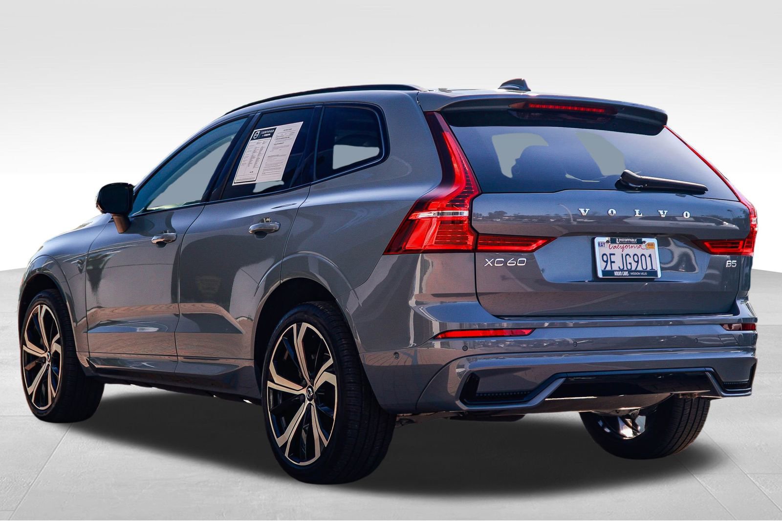 Used 2023 Volvo XC60 B5 Ultimate w/ Climate Package image 5