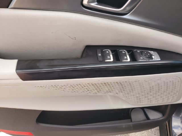 Used 2022 Kia Carnival LX FWD image 21