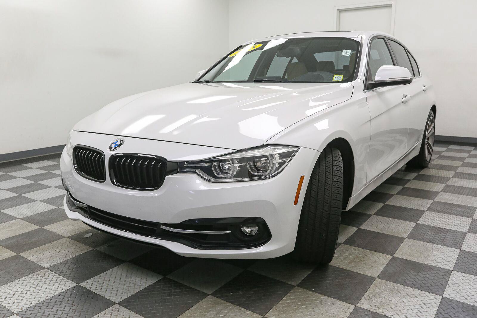 Used 2018 BMW 330i xDrive Sedan AWD/4WD image 4
