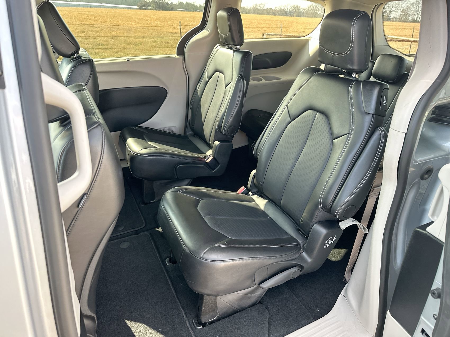 Used 2024 Chrysler Pacifica Touring-L image 21
