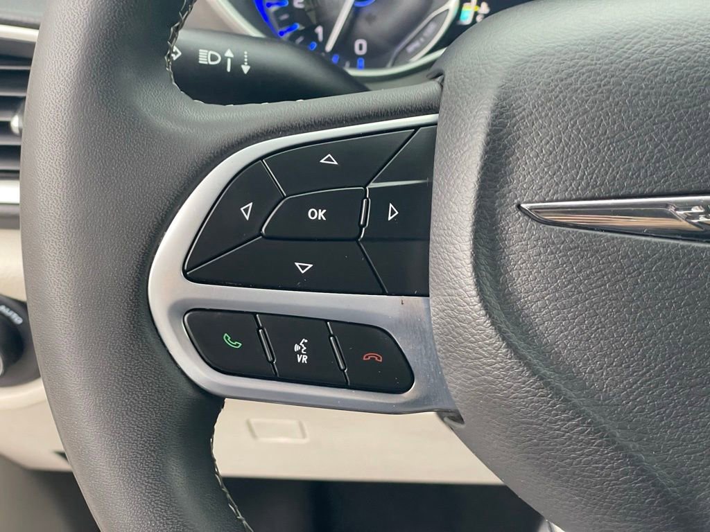 Used 2023 Chrysler Pacifica Touring-L image 19
