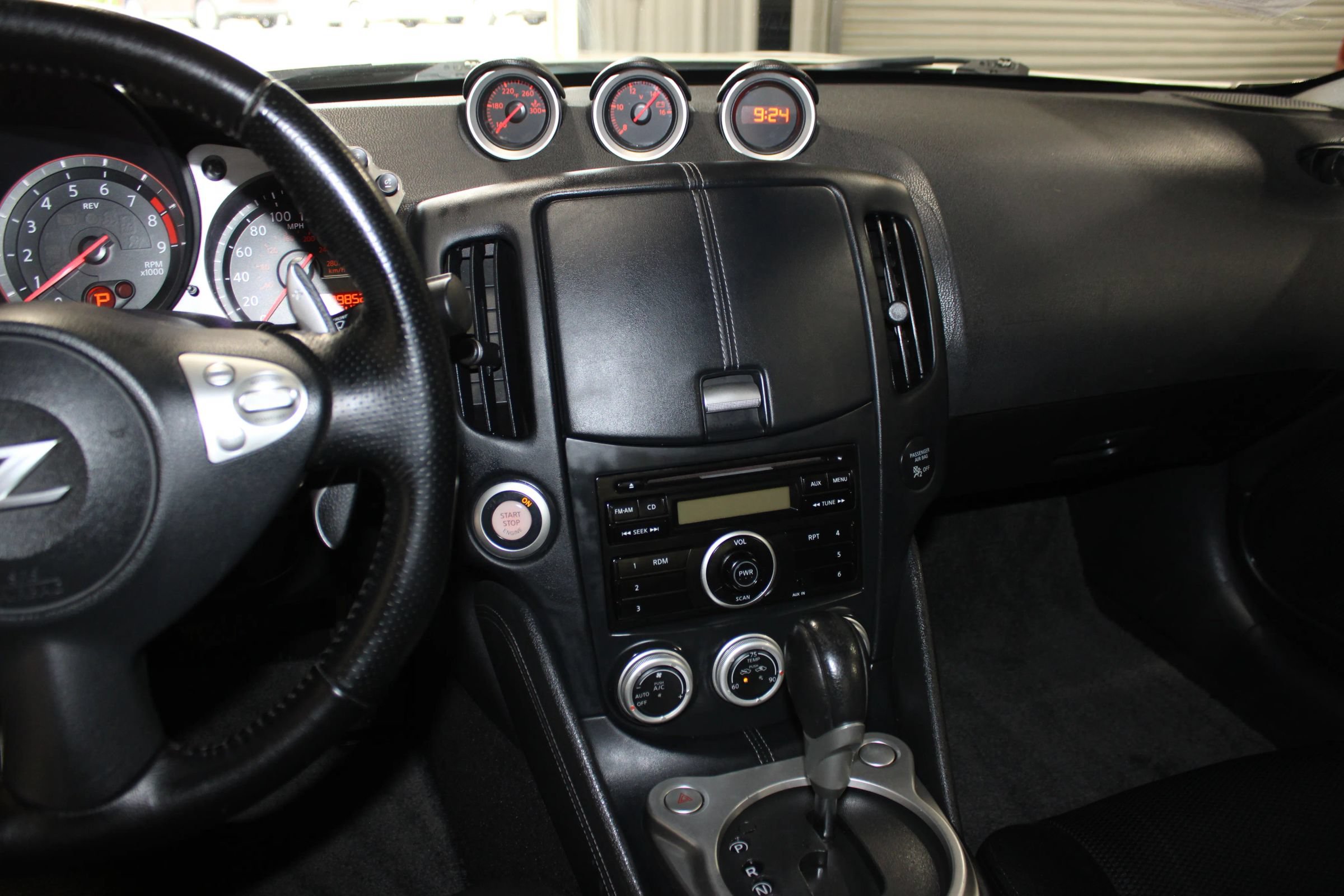 Used 2011 Nissan 370Z Coupe RWD image 12