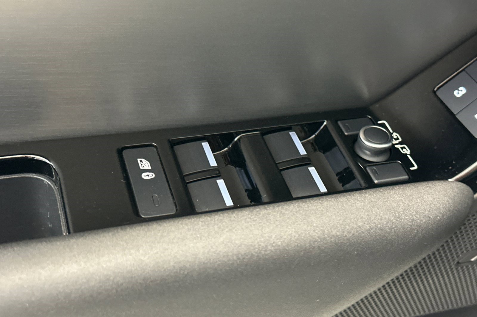 Used 2023 Land Rover Range Rover Velar R-Dynamic S image 14