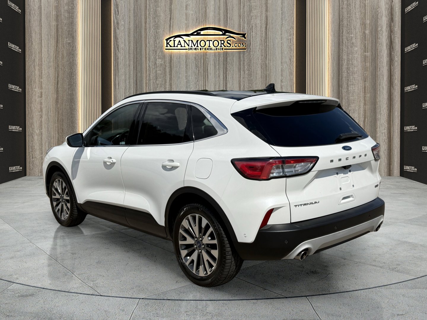 Used 2020 Ford Escape Titanium image 8