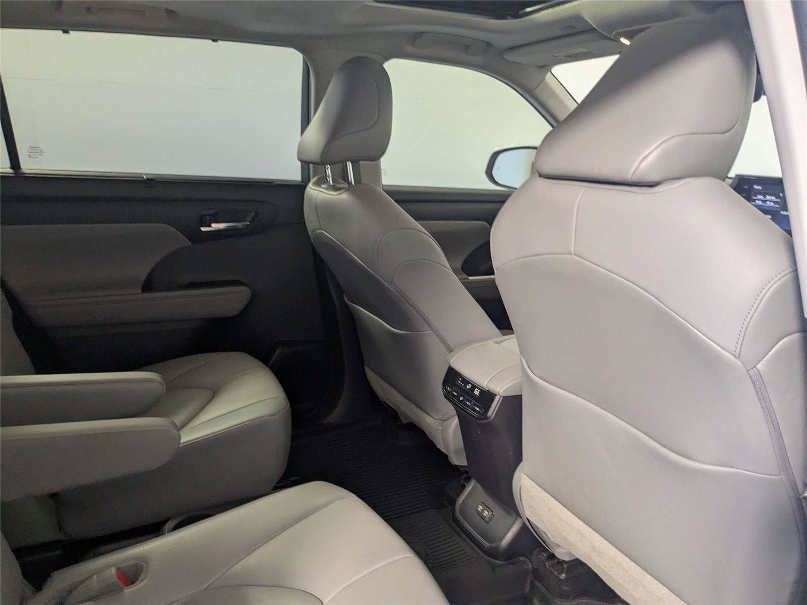 Certified 2020 Toyota Highlander XLE FWD image 32