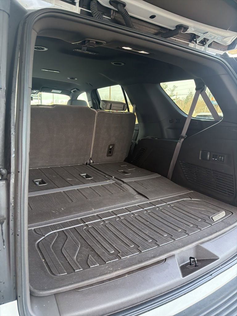 Used 2023 GMC Yukon SLT w/ SLT Luxury Package image 11