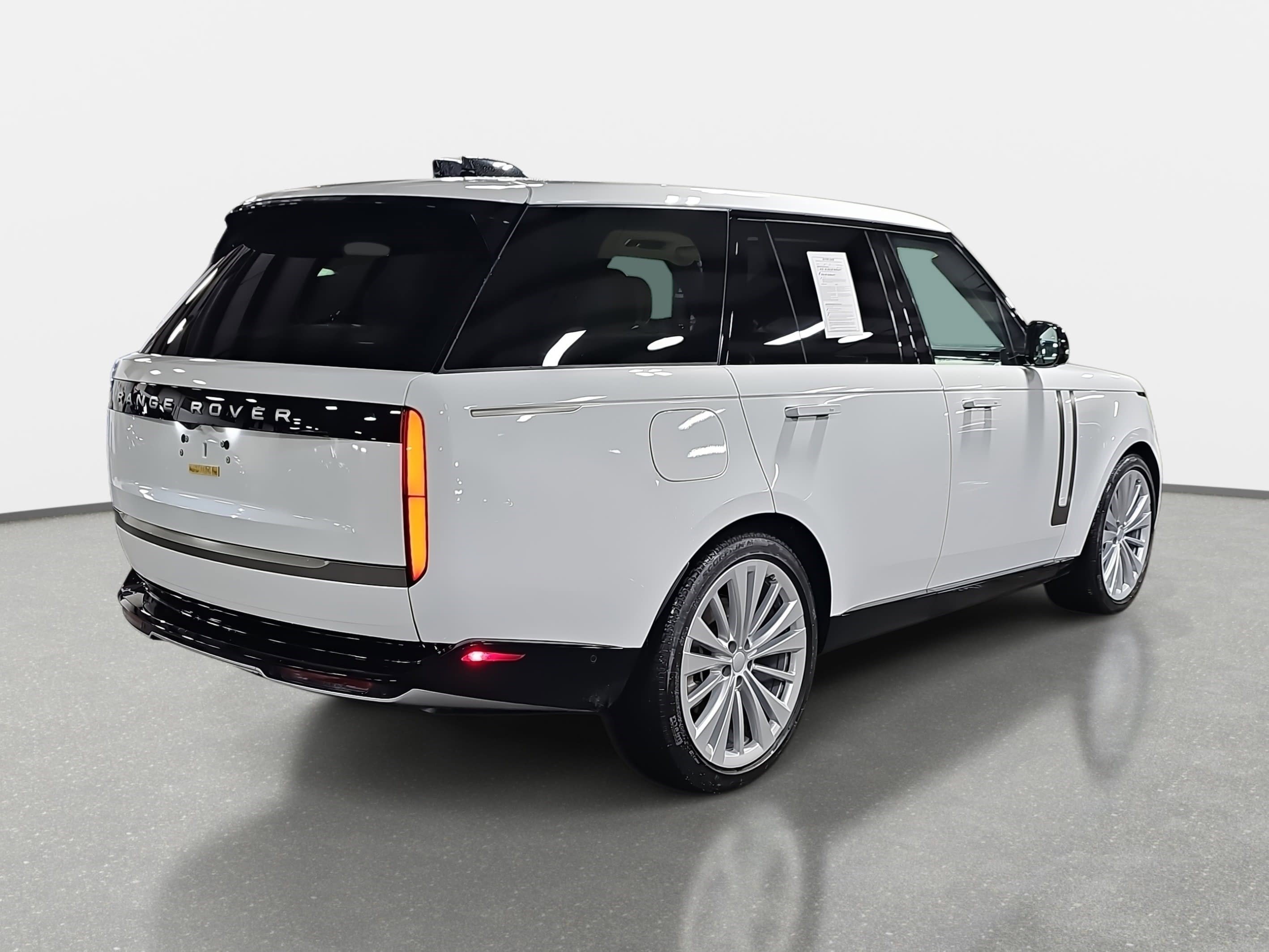 Used 2025 Land Rover Range Rover SE image 5