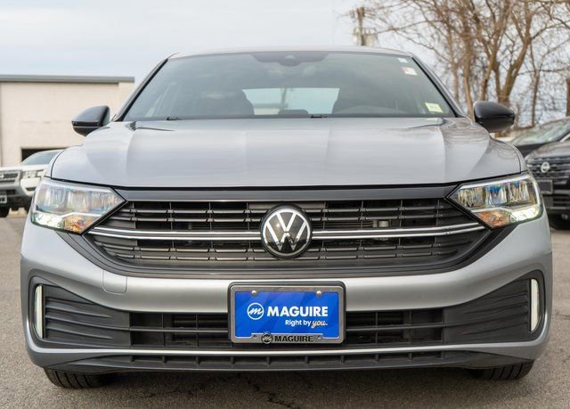 Used 2024 Volkswagen Jetta Sport image 3