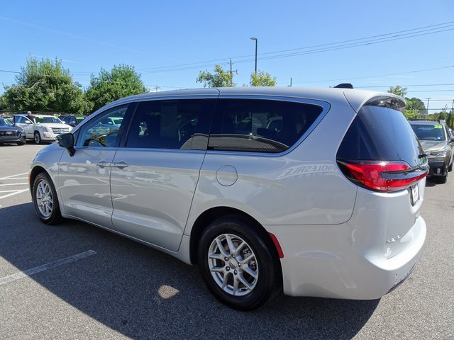 Used 2024 Chrysler Pacifica Touring-L image 6