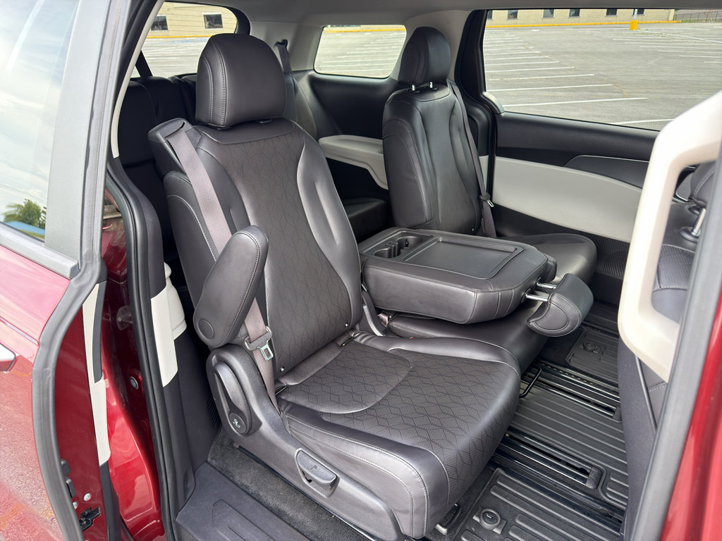 Used 2024 Kia Carnival LX FWD image 27