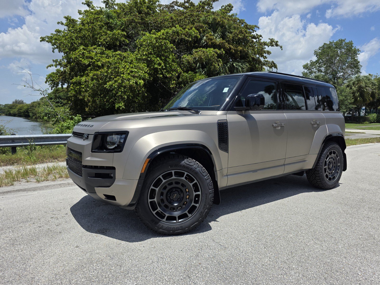 New 2026 Land Rover Defender 110 OCTA AWD/4WD image 1