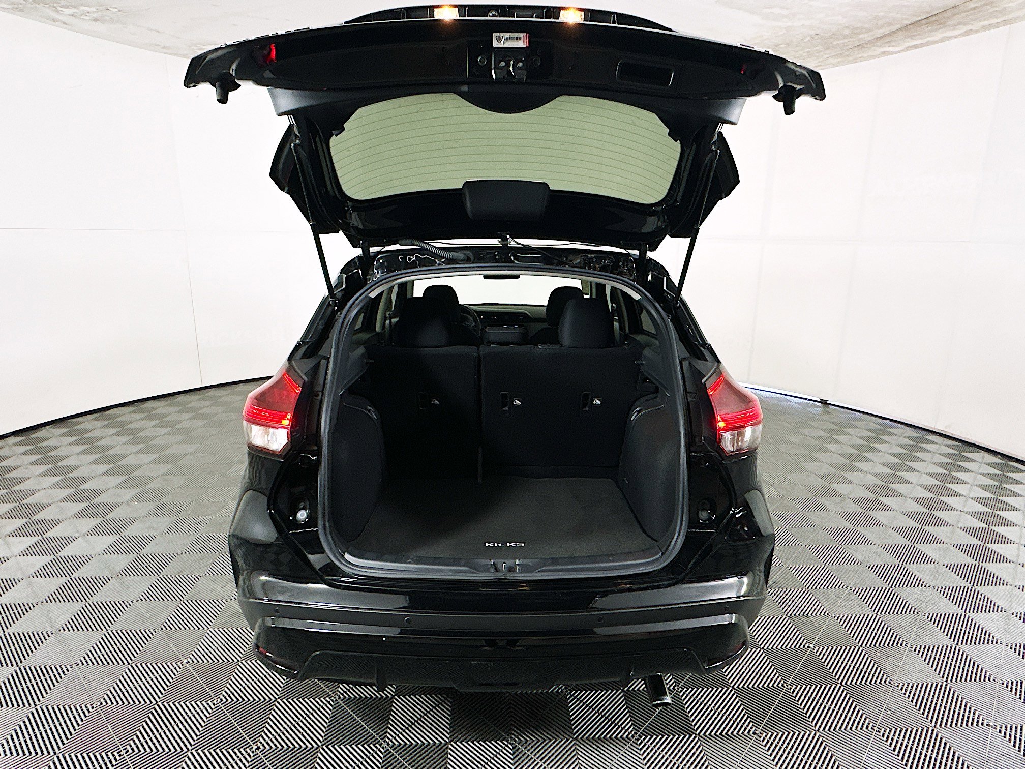 Used 2022 Nissan Kicks SV w/ Exterior Package FWD image 31