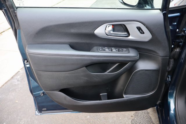 Used 2025 Chrysler Pacifica Limited image 18