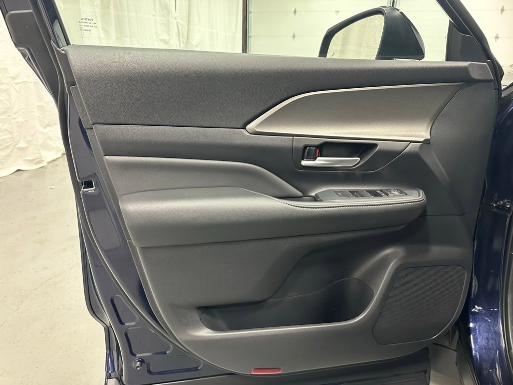 Used 2025 Toyota Grand Highlander AWD image 8