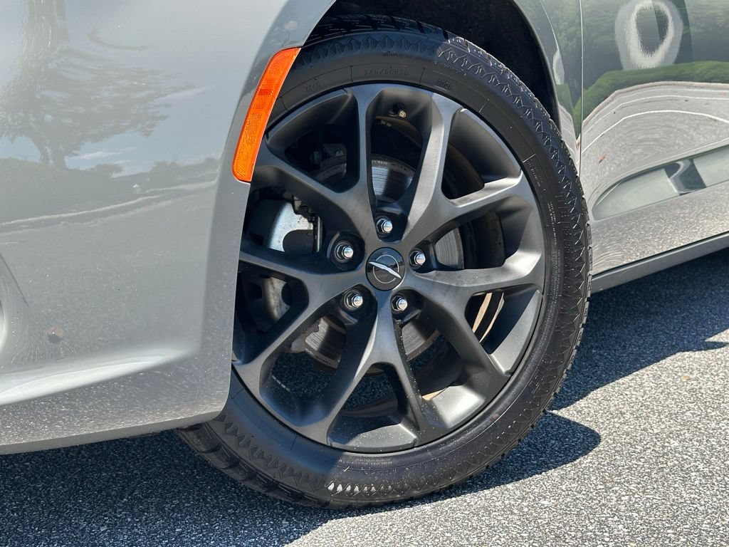 Used 2025 Chrysler Pacifica Limited FWD image 9