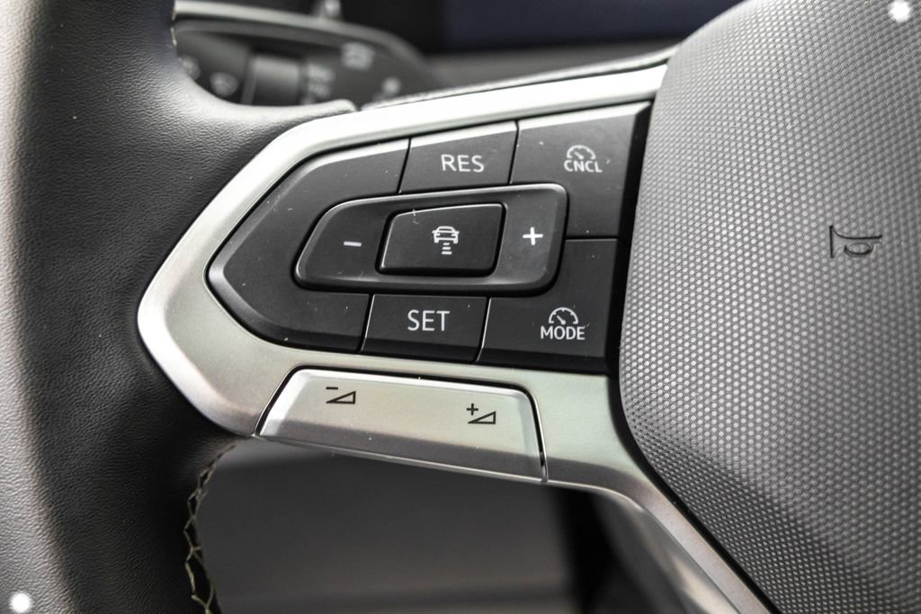 Used 2025 Volkswagen Tiguan SE image 14