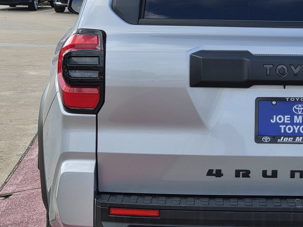 Used 2025 Toyota 4Runner SR5 AWD/4WD image 10