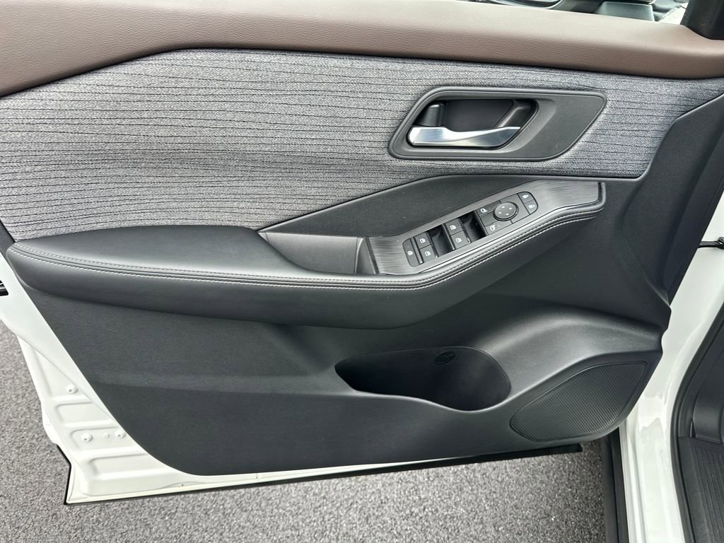 Used 2023 Nissan Rogue SV image 14