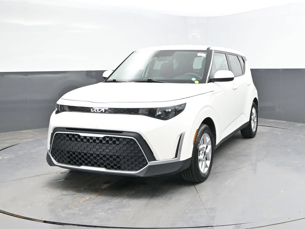 Used 2025 Kia Soul LX w/ LX Technology Package FWD image 3