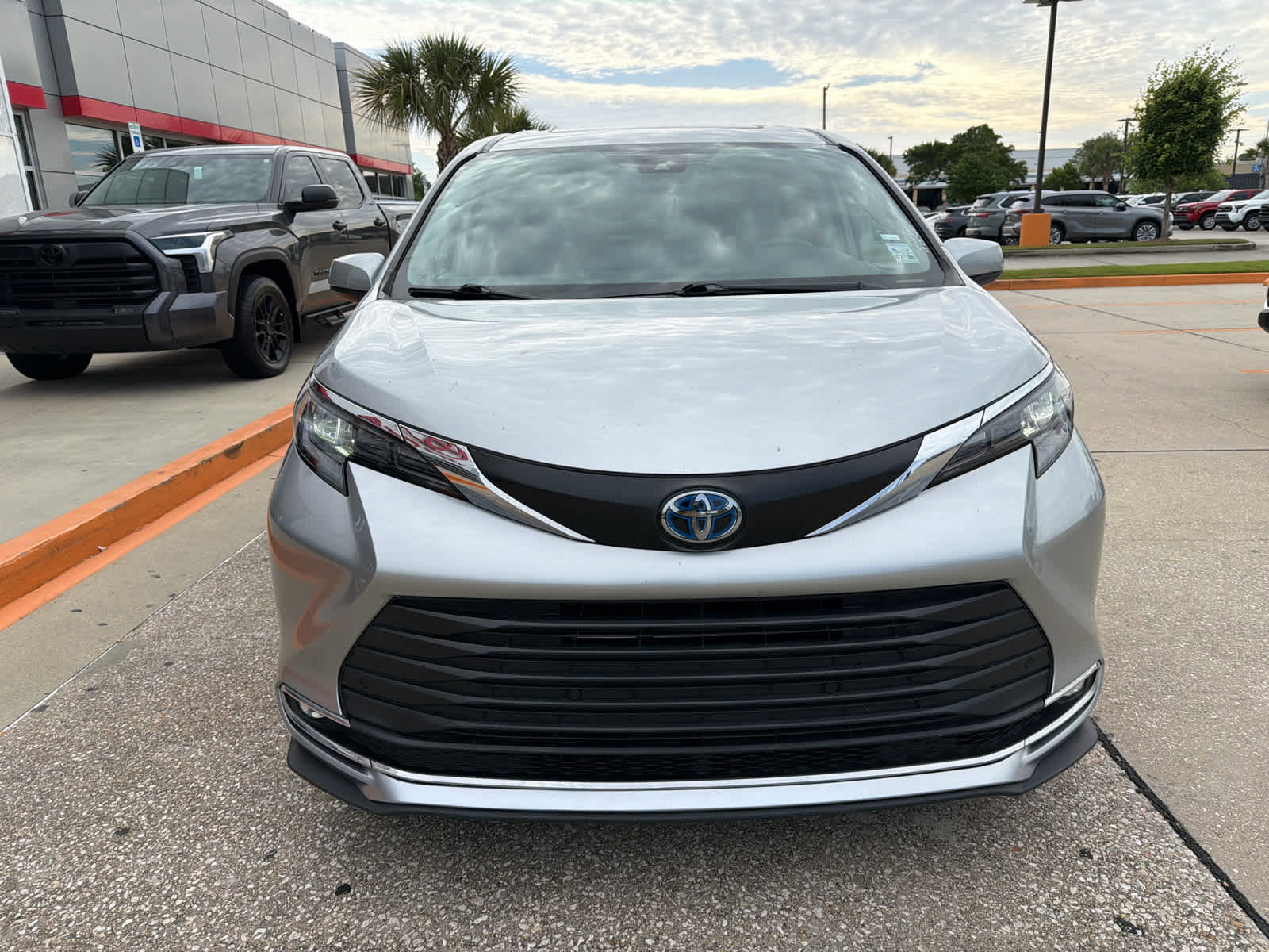 Used 2024 Toyota Sienna XLE FWD image 7