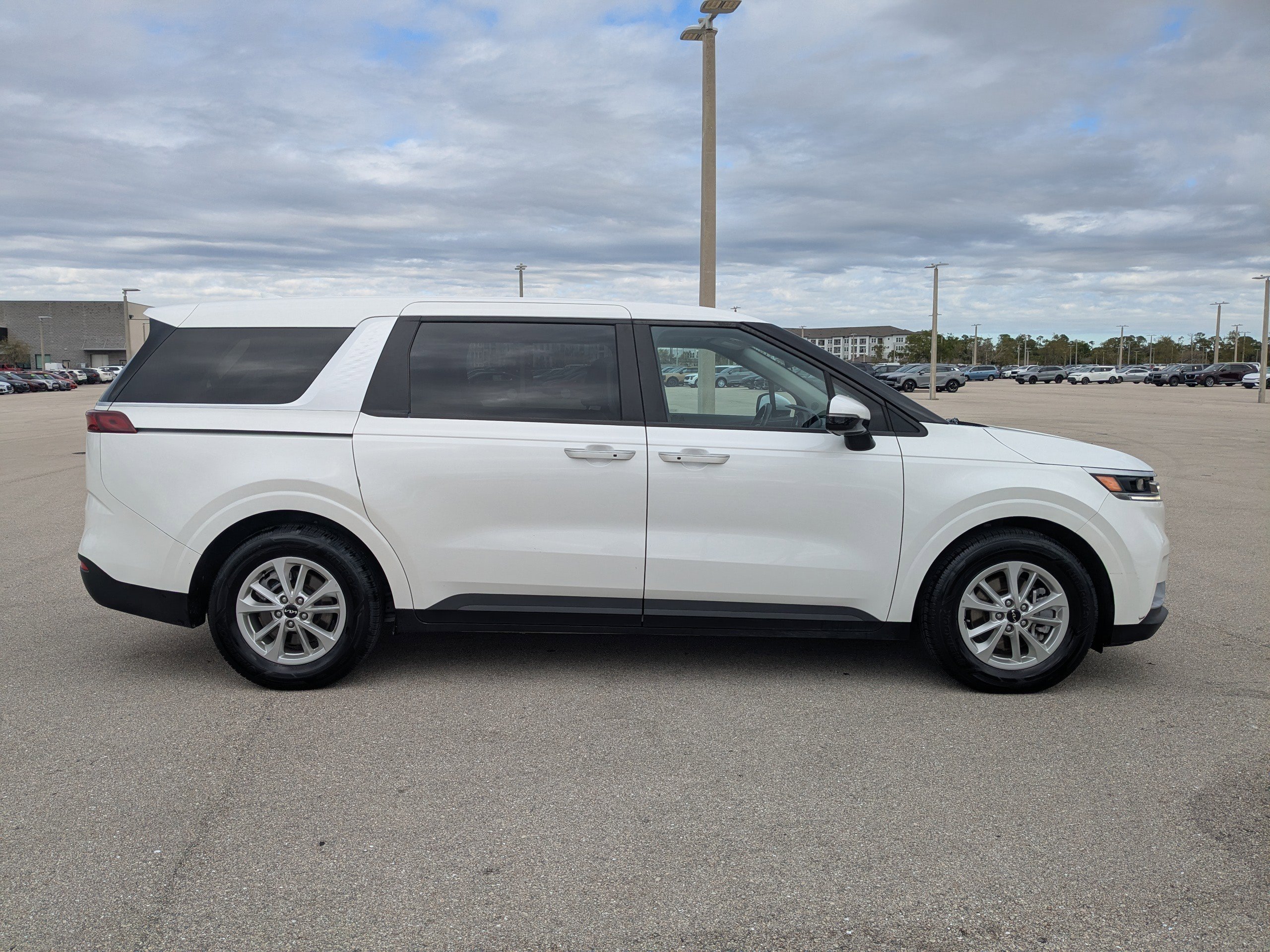 Used 2024 Kia Carnival LX image 4