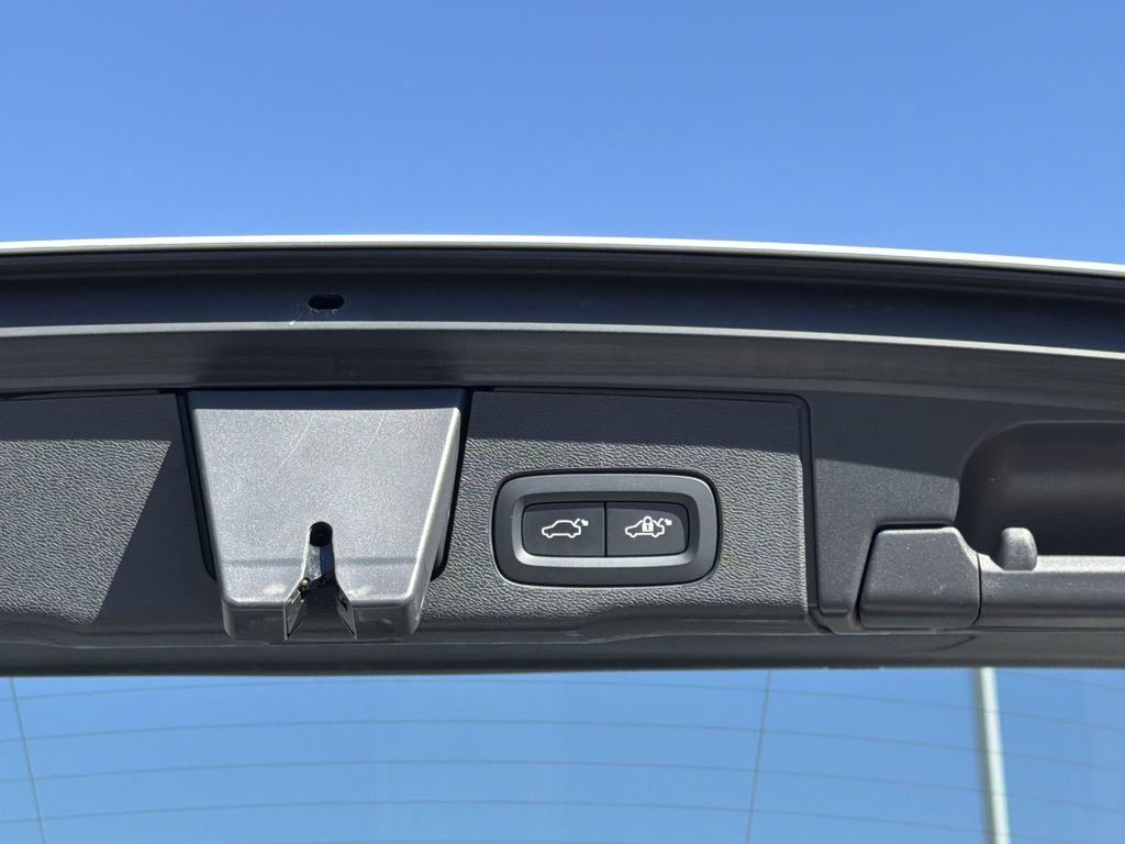 Used 2024 Volvo XC60 B5 Core image 16