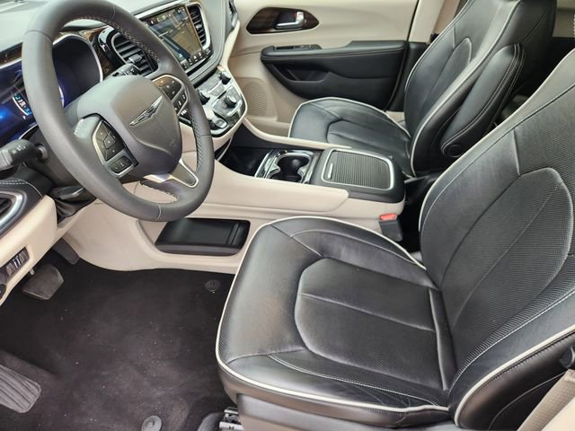 Used 2023 Chrysler Pacifica Limited FWD image 4
