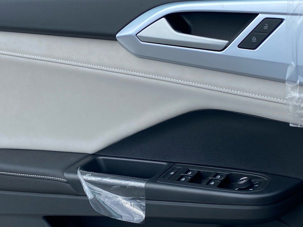 New 2025 Volkswagen Taos SE image 9