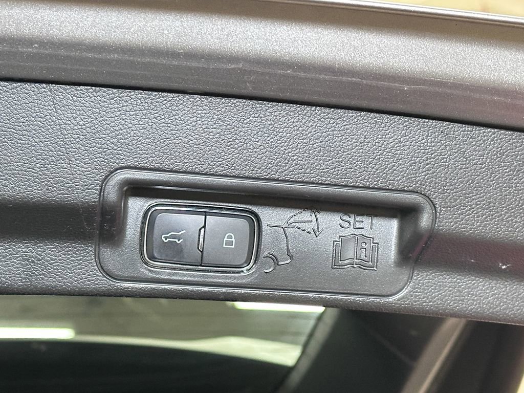 Used 2020 Ford Explorer Limited image 21